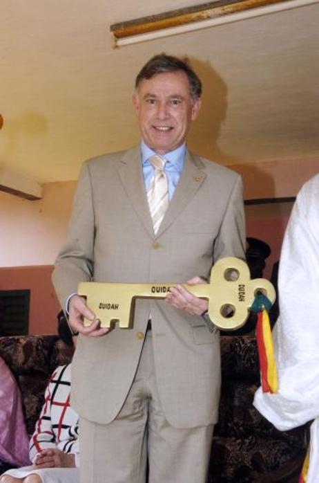 Bundespräsident Horst Köhler mit dem Schlüssel der Stadt im Rathaus von Coutou.