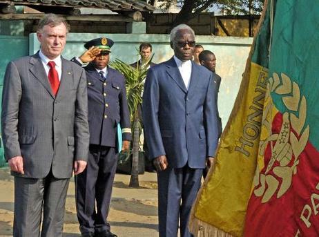 Bundespräsident Horst Köhler wird von Mathieu Kérékou, Präsident der Republik Benin, mit militärischen Ehren begrüßt.