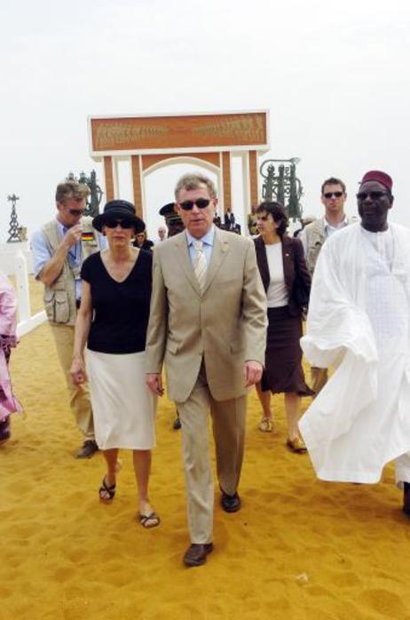 Bundespräsident Horst Köhler und seine Frau Eva-Luise beim Besuch des an den Sklavenhandel erinnernden Denkmals 'Porte-de-Non-Retour'.