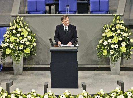 Bundespräsident Horst Köhler während seiner Rede anlässlich des Staatsaktes im Reichstagsgebäude. Repräsentanten der Verfassungsorgane des Bundes, Mitglieder der Bundesregierung sowie Regierungschefs der Länder und die Abgeordneten des Deutschen Bundestag