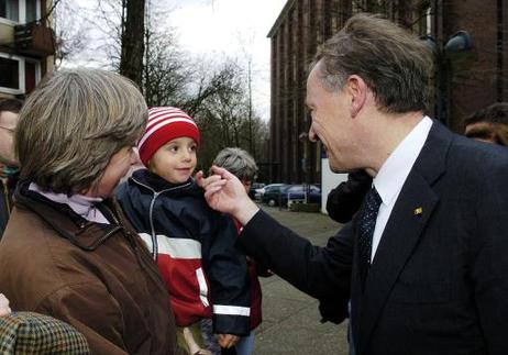 Bundespräsident Horst Köhler begrüßt Mutter und Kind beim Stadtrundgang.