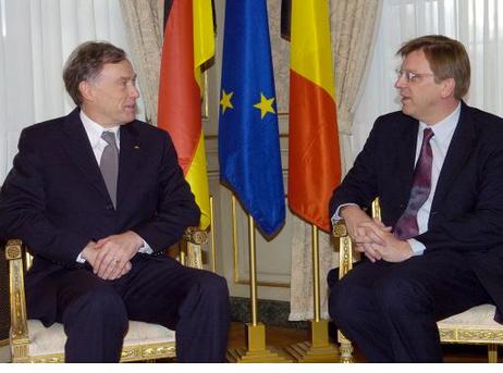 Bundespräsident Horst Köhler (l.) im Gespräch mit Guy Verhofstadt, Premierminister Belgiens.