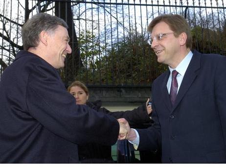 Bundespräsident Horst Köhler (l.) wird von Guy Verhofstadt, Premierminister Belgiens, zu einem Gespräch begrüßt.