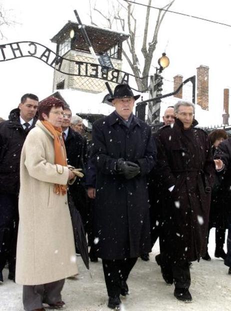 Bundespräsident Horst Köhler (M., hier am Eingang des Konzentrationslagers) beim Rundgang durch das frühere Stammlager Auschwitz in Begleitung von Überlebenden und hochrangigen jüdischen Repräsentanten.
