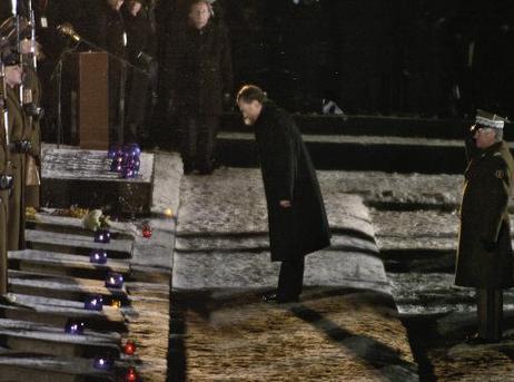 Bundespräsident Horst Köhler während der Gedenkveranstaltung an der Gedenkstätte bei den Gleisen und der Todesrampe, die zwischen den Lagern Auschwitz und Birkenau liegt.