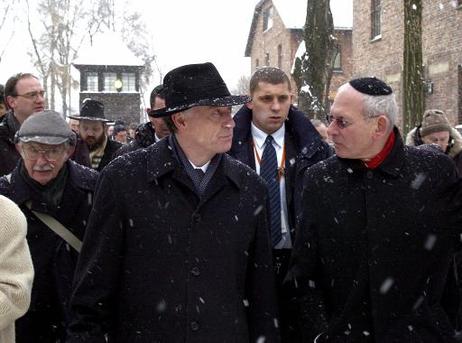 Bundespräsident Horst Köhler (mit Hut) beim Rundgang durch das frühere Stammlager Auschwitz in Begleitung von Überlebenden und hochrangigen jüdischen Repräsentanten (r., Israel Singer, Generalsekretär des Jüdischen Weltkongresses).