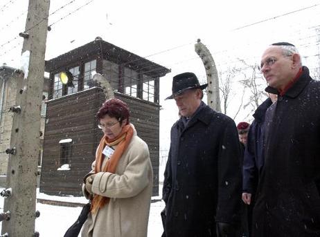 Bundespräsident Horst Köhler (mit Hut) beim Rundgang durch das frühere Stammlager Auschwitz in Begleitung von Überlebenden und hochrangigen jüdischen Repräsentanten (r., Israel Singer, Generalsekretär des Jüdischen Weltkongresses).