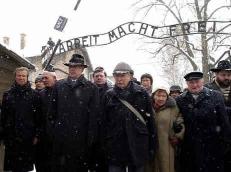 Bundespräsident Horst Köhler (l. mit Hut, hier am Eingang des Konzentrationslagers) beim Rundgang durch das frühere Stammlager Auschwitz in Begleitung von Überlebenden und hochrangigen jüdischen Repräsentanten.