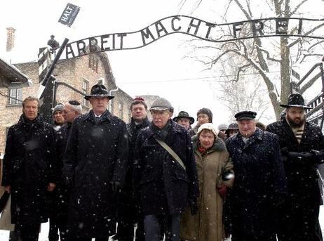 Bundespräsident Horst Köhler (l. mit Hut, hier am Eingang des Konzentrationslagers) beim Rundgang durch das frühere Stammlager Auschwitz in Begleitung von Überlebenden und hochrangigen jüdischen Repräsentanten.