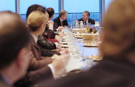 Bundespräsident Horst Köhler (r.) beim Redaktionsgespräch mit Mitarbeitern der 'Rheinischen Post'.
