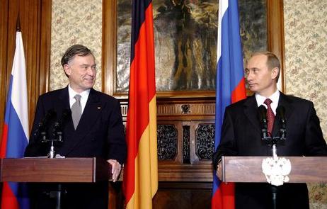 Bundespräsident Horst Köhler (l.) und Wladimir Putin, Präsident Russlands, während eines Pressetermins zum Abschluss der Deutsch-Russischen Kulturbegegnungen 2003-2004 in der Akademischen Schostakowitsch Philharmonie von St. Petersburg.