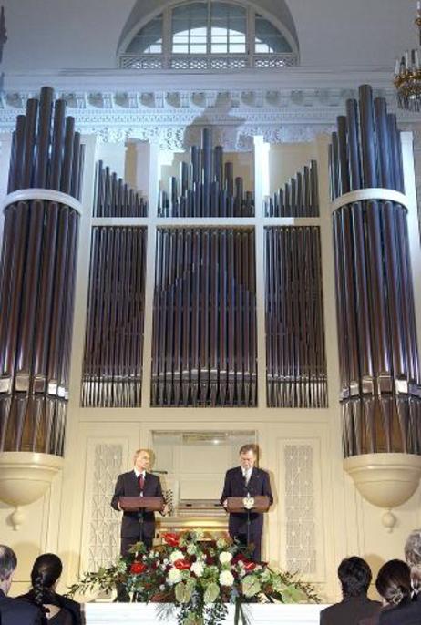 Bundespräsident Horst Köhler (r.) und Wladimir Putin, Präsident Russlands, während ihrer Ansprachen anlässlich der Übergabe der Walcker-Orgel in der Akademischen Schostakowitsch-Philharmonie. Die Restaurierung der Orgel ist ein Geschenk der Bundesrepublik