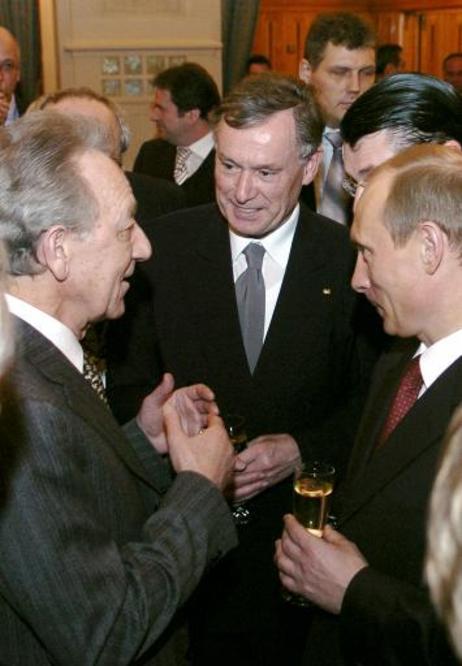 Bundespräsident Horst Köhler (M.) im Gespräch mit Wladimir Putin, Präsident Russlands (l.) und Juri Temirkanow, Chefdirirgent der St. Petersburger Philharmoniker.