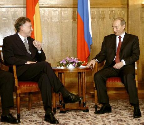 Bundespräsident Horst Köhler (l.) wird von Wladimir Putin, Präsident Russlands, zu einem Gespräch empfangen. Anlass der Begegnung ist der Abschluss der Deutsch-Russischen Kulturbegegnungen 2003-2004.