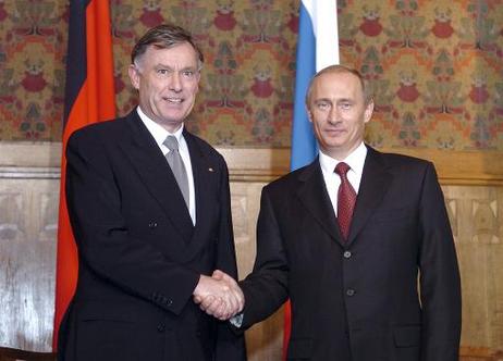 Bundespräsident Horst Köhler (l.) wird von Wladimir Putin, Präsident Russlands, zu einem Gespräch empfangen. Anlass der Begegnung ist der Abschluss der Deutsch-Russischen Kulturbegegnungen 2003-2004.