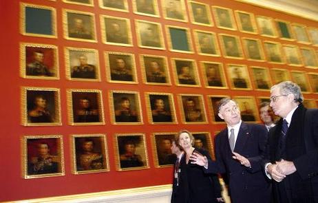 Bundespräsident Horst Köhler besichtigt die Ermitage (l.: Staatsministerin Christina Weiss, Beauftragte der Bundesregierung für Kultur und Medien; r.: Michail Borissowitsch Piotrowski, Direktor der Ermitage)