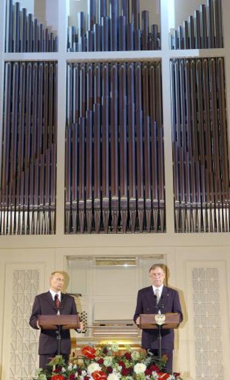 Bundespräsident Horst Köhler (r.) und Wladimir Putin, Präsident Russlands, während ihrer Ansprachen anlässlich der Übergabe der Walcker-Orgel in der Akademischen Schostakowitsch-Philharmonie. Die Restaurierung der Orgel ist ein Geschenk der Bundesrepublik