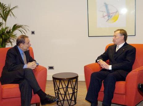 Bundespräsident Horst Köhler (l.) im Gespräch mit Javiar Solana, Generalsekretär und Hoher Vertreter der Gemeinsamen Außen- und Sicherheitspolitik der EU, im Hotel 'Amigo'.