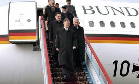 Bundespräsident Horst Köhler bei der Ankunft mit dem Airbus der Flugbereitschaft der Bundeswehr auf dem Flughafen St. Petersburg Pulkowo I.