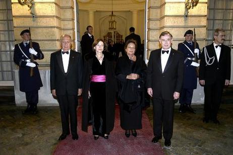 Das chilenische und das deutsche Präsidentenpaar vor dem Schloss Charlottenburg