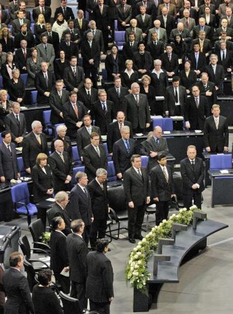 Mit einem Staatsakt im Reichstagsgebäude gedenken Repräsentanten der Verfassungsorgane des Bundes, Mitglieder der Bundesregierung sowie Regierungschefs der Länder und die Abgeordneten des Deutschen Bundestages der Opfer der Flutkatastrophe in Südasien. .