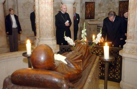 Bundespräsident Horst Köhler in Israel 2005. Der Bundespräsident stellt in der Abtei Dormitio auf dem Mount Zion im Beisein des Abts Benedikt Lindemann (2.v.l) eine Kerze vor der vermuteten Grab Marias auf.