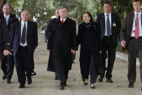 Bundespräsident Horst Köhler in Israel 2005. Auf dem Weg vom Grab Ezer Weizmanns mit dem Präsidenten des Weizmann-Instituts, Ilan Chet.