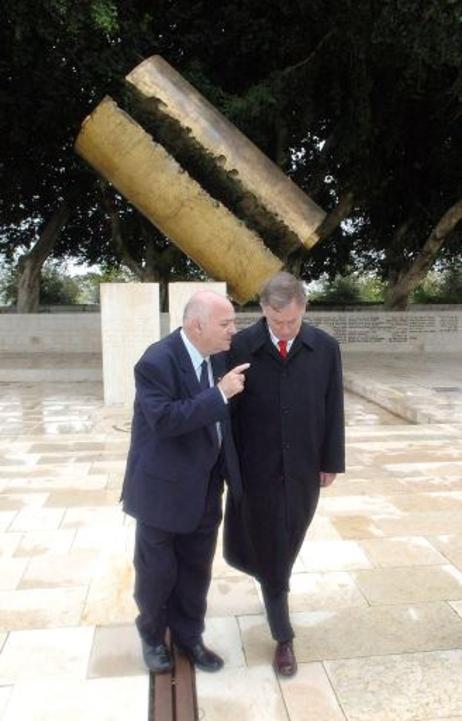 Bundespräsident Horst Köhler in Israel 2005. Vor dem Grab Ezer Weizmanns in Form einer Thora mit dem Präsidenten des Weizmann-Instituts, Ilan Chet.