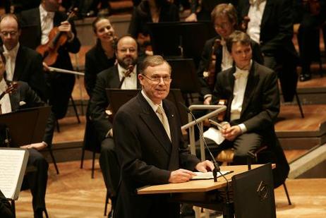 Bundespräsident Horst Köhler eröffnet das diesjährige 'Benefizkonzert des Bundespräsidenten'. Es ist den den Flutopfern in Südasien gewidmet und findet unter der Leitung von Simon Rattle in der Berliner Philharmonie statt.