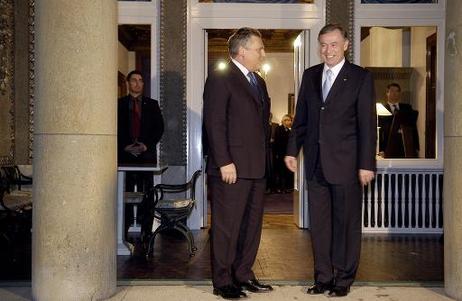 Bundespräsident Horst Köhler empfängt den Polnischen Präsidenten Aleksander Kwasniewski (l.) im Gästehaus Pacelliallee zum Gespräch.