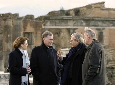 Bundespräsident Horst Köhler und seine Frau Eva Luise (l.) besichtigen unter der Führung von Dr. Jürgen Schilling (2.v.r.) die Ausgrabungen in Pompeji.