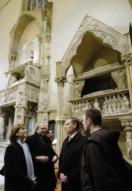 Bundespräsident Horst Köhler (m.) und Frau Eva Luise (l.) besichtigen das Santa Chiara Kloster.