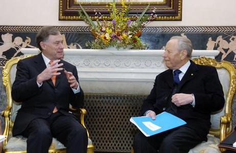 Bundespräsident Horst Köhler (l.) im Gespräch mit Carlo Azeglio Ciampi, italienischer Präsident, in der Villa Rosebery, Residenz des Staatspräsidenten. Im Mittelpunkt steht die EU-Verfassung und die Stabilität des Euro.