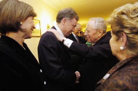 Bundespräsident Horst Köhler wird von Carlo Azeglio Ciampi (r.), italienischer Präsident, verabschiedet (l., Eva Luise Köhler, r., Franca Ciampi).