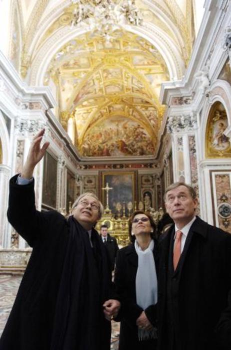 Bundespräsident Horst Köhler (r.) und seine Frau Eva Luise besuchen das Kloster San Martino in Neapel. Dr. Jürgen Schilling erklärt die Besonderheiten.