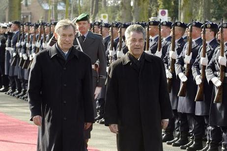 Bundespräsident Horst Köhler (l.) empfängt den östereichischen Präsidenten, Heinz Fischer, mit militärischen Ehren in der Pacelliallee.