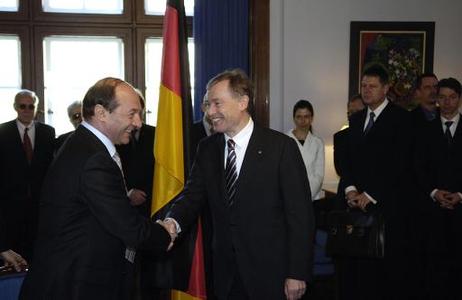 Bundespräsident Horst Köhler begrüßt Traian Basescu, Präsident Rumäniens, in der Pacelliallee. Im Mittelpunkt der anschließenden Unterredung stehen die bilateralen Beziehungen, die Lage in der Region und internationale und europapolitische Fragen.