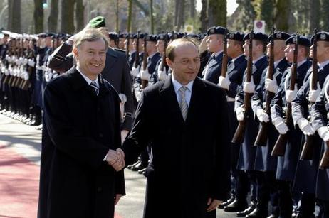 Bundespräsident Horst Köhler empfängt Traian Basescu, Präsident Rumäniens, mit militärischen Ehren. Im Mittelpunkt der anschließenden Unterredung stehen die bilateralen Beziehungen, die Lage in der Region und internationale und europapolitische Fragen.