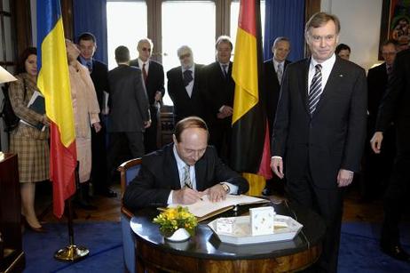 Bundespräsident Horst Köhler begrüßt Traian Basescu, Präsident Rumäniens, in der Pacelliallee. Im Mittelpunkt der anschließenden Unterredung stehen die bilateralen Beziehungen, die Lage in der Region und internationale und europapolitische Fragen.