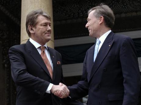 Bundespräsident Horst Köhler (r.) begrüßt den ukrainischen Präsidenten, Wiktor Juschtschenko, in der Pacelliallee. Im Mittelpunkt des Gesprächs stehen die Wirtschaftsbeziehungen beider Länder.