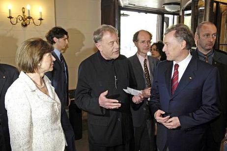 Bundespräsident Horst Köhler wird von Claus Peymann, Intendant des Berliner Ensembles (M.), zur Schiller-Matinee begrüßt.