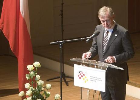 Bundespräsident Horst Köhler während seines Grußwortes anlässlich der Eröffnung des Deutsch-Polnischen Jahres 2005/2006 im Konzerthaus am Gendarmenmarkt (i.H. polnische Fahne).