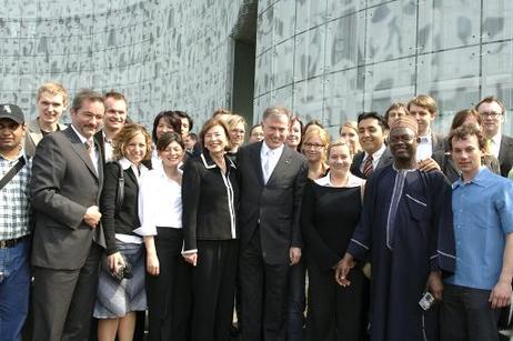 Bundespräsident Horst Köhler und seine Frau Eva Luise (M.) mit Studenten der Brandenburgischen Technischen Universität (2.v.l.: Matthias Platzeck, Ministerpräsident Brandenburgs).