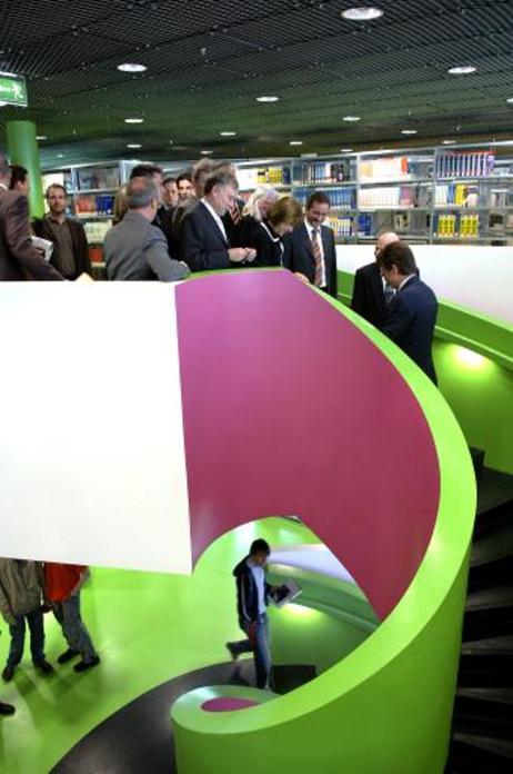 Bundespräsident Horst Köhler und seine Frau Eva Luise (M.)im Treppenhaus der Brandenburgischen Technischen Universität (M.r.: Matthias Platzeck, Ministerpräsident Brandenburgs).