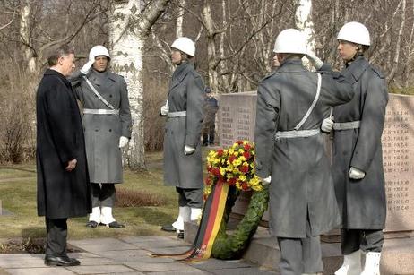 Bundespräsident Horst Köhler legt am Gedenkstein für in Finnland gefallene Soldaten auf dem Friedhof Hietaniemi einen Kranz nieder.