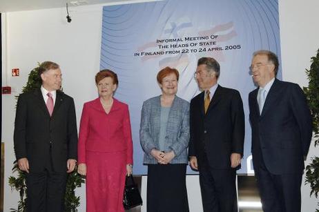 Bundespräsident Horst Köhler (l.) während des Gruppenfotos anlässlich des informellen Treffens, dass sich mit Globalisierung und europäischen Themen befasst (2.v.l.: Vaira Vike-Freiberga, Staatspräsidentin Lettlands; Tarja Halonen, Staatspräsidentin Finnl