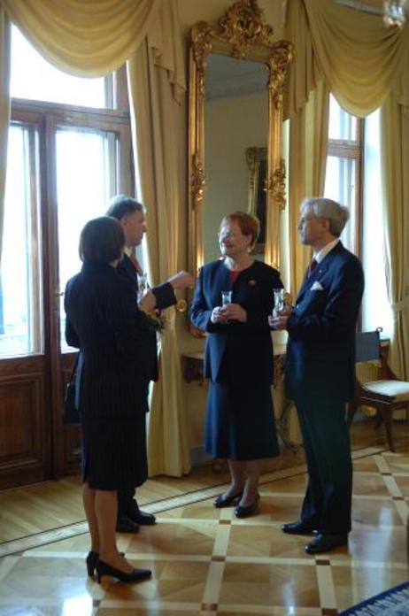 Bundespräsident Horst Köhler und seine Frau Eva Luise (l.) im Gespräch mit Tarja Halonen, Staatspräsidentin Finnlands und ihrem Ehemann Pentti Arajärvi im Präsidentenpalais (Austausch von Geschenken).