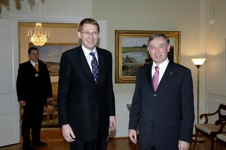 Bundespräsident Horst Köhler (r.) wird von Matti Vanhanen, Ministerpräsident Finnlands, zu einem Gespräch empfangen.