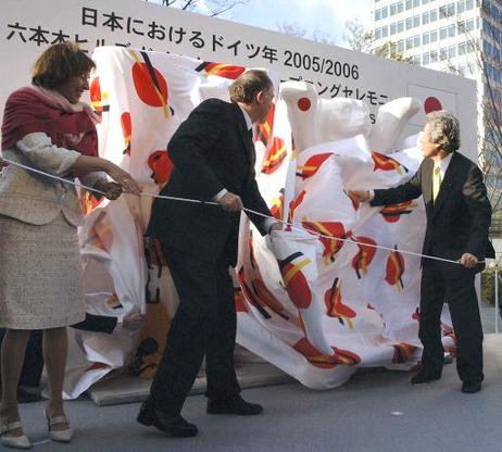 Bundespräsident Horst Köhler (M.), seine Frau Eva Luise und Junichiro Koizumi, Ministerpräsident Japans (r.), enthüllen gemeinsam die Buddy Bären wärend der Eröffnung der Ausstellung 'United Buddy Bears'.