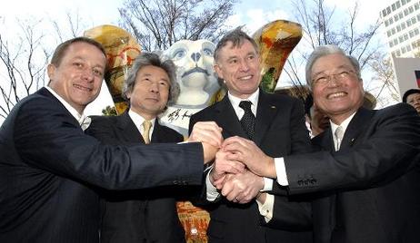 Bundespräsident Horst Köhler (2.v.r.) und Junichiro Koizumi, Ministerpräsident Japans (2.v.l.), eröffnen gemeinsam die Ausstellung 'United Buddy Bears' (l.: der Künstler Frank Rödel; r.: Minoru Mori, Präsident of Mori Corporation).